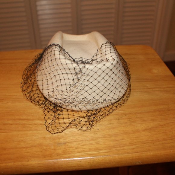 Women's Vintage Pill Box Hat with netting - Picture 1 of 3